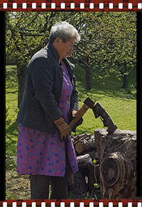 Mutter in Auritz beim Holz hacken